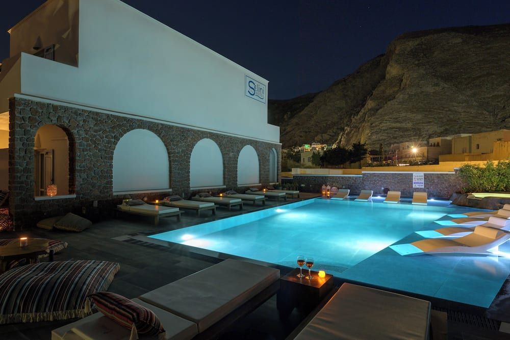 حوض السباحة