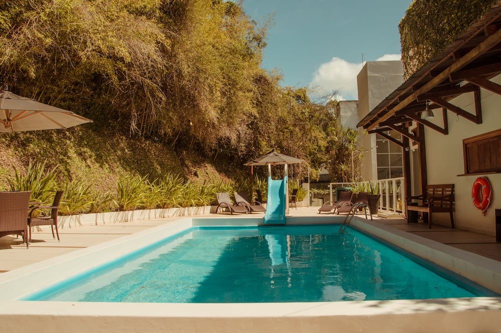 حوض السباحة