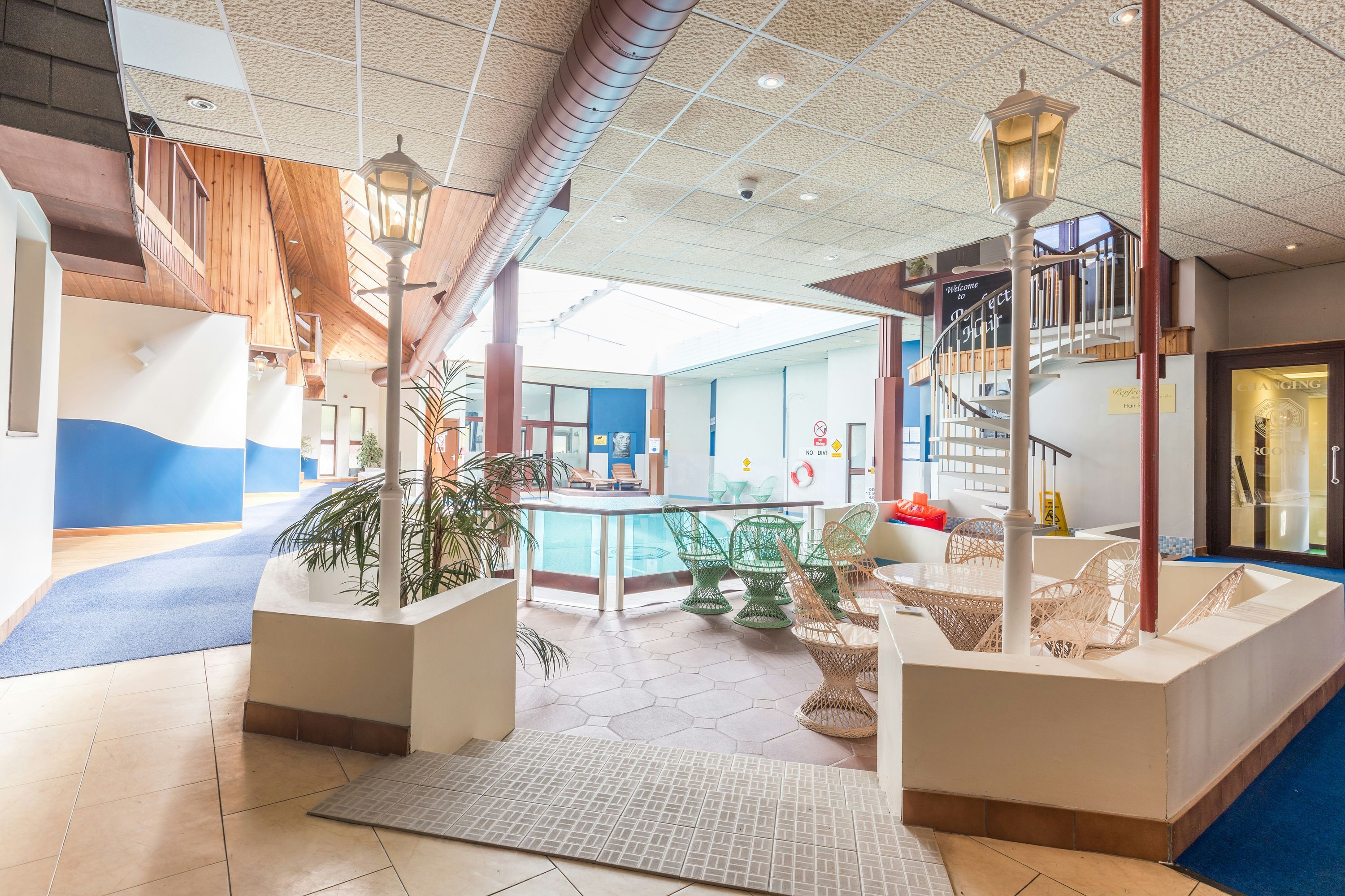 حوض السباحة