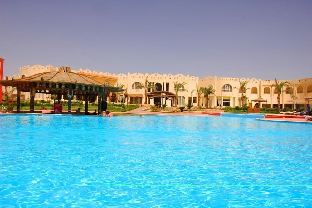 حوض السباحة