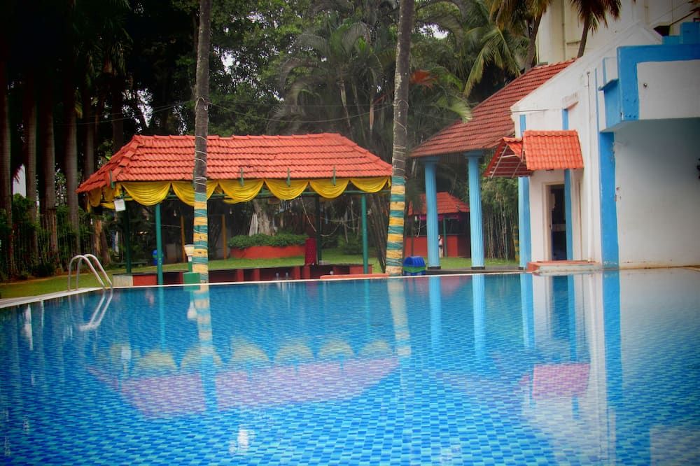 حوض السباحة