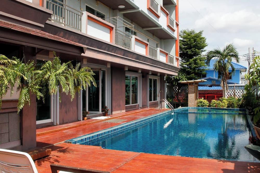 حوض السباحة