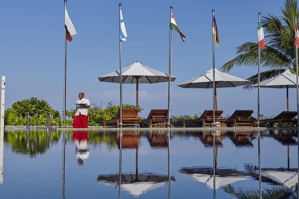 حوض السباحة