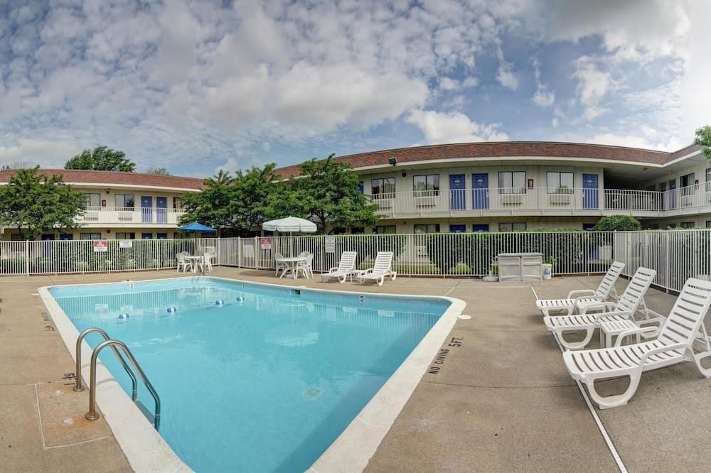 حوض السباحة صورة