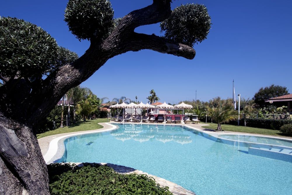 حوض السباحة