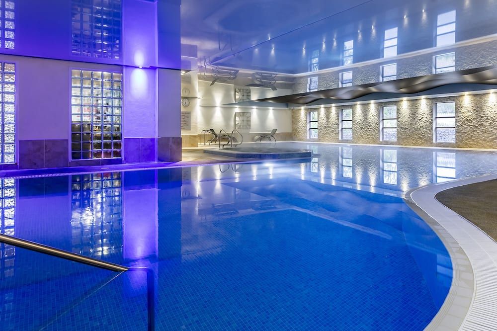 حوض السباحة