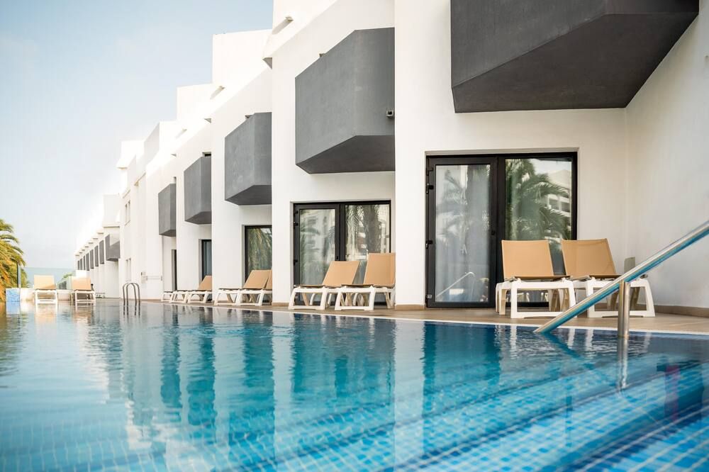 حوض السباحة