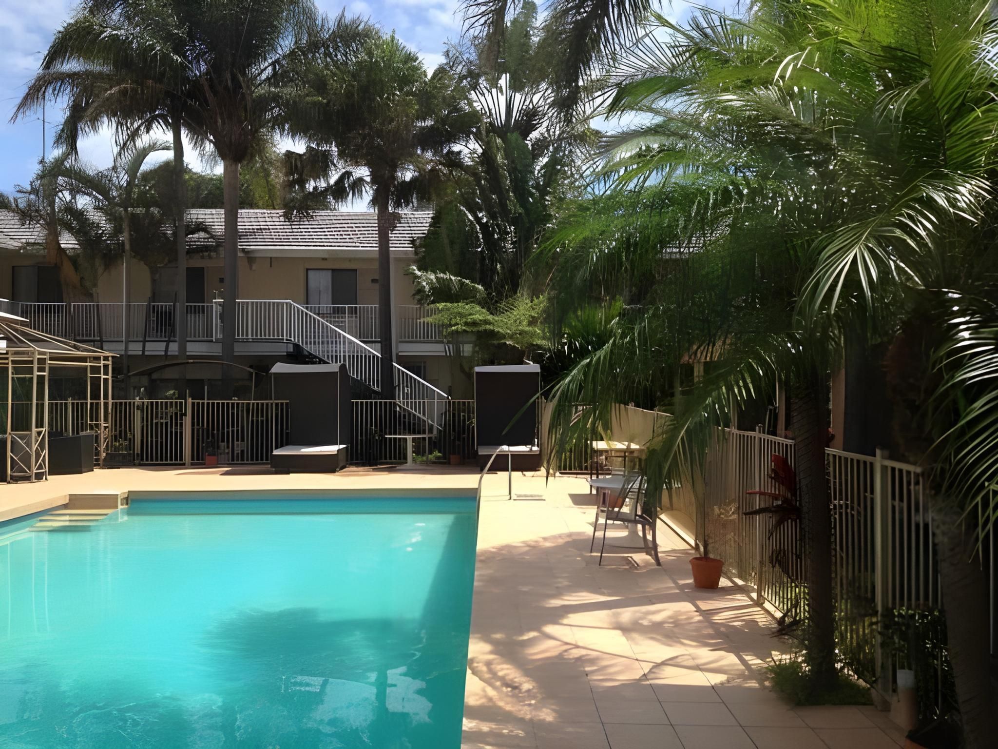 حوض السباحة