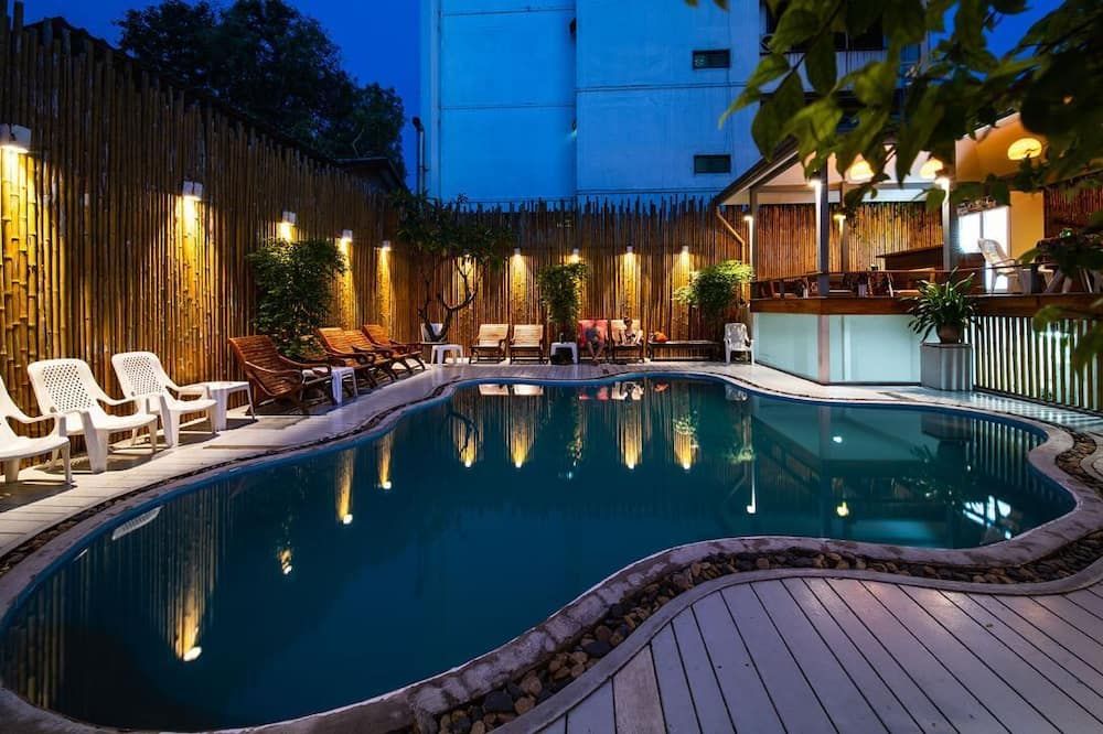 حوض السباحة