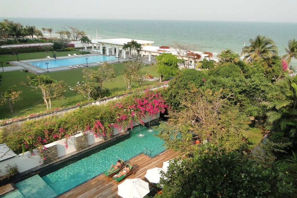 حوض السباحة