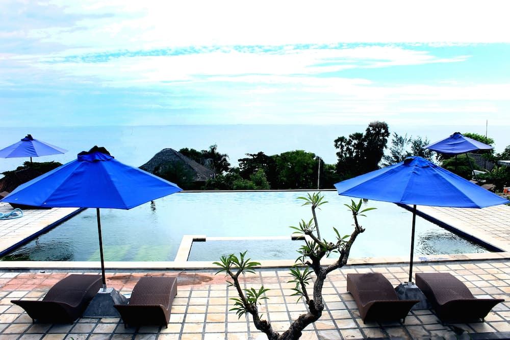 حوض السباحة