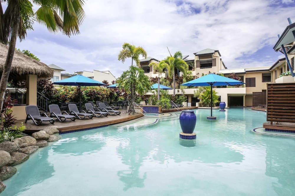 حوض السباحة