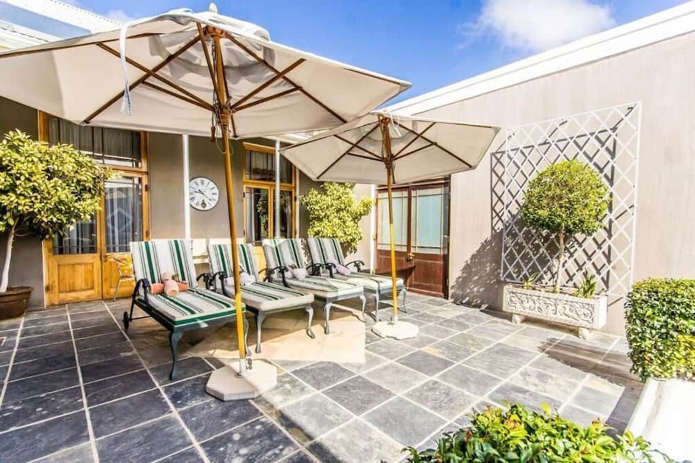 شرفة مرصوفة