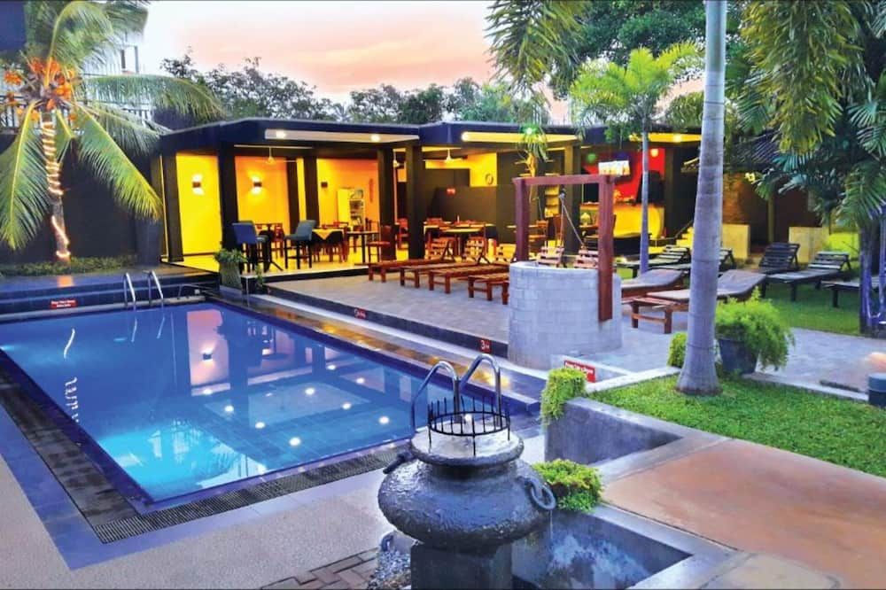 حوض السباحة صورة