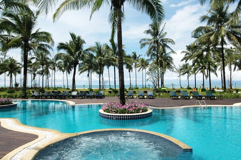 حوض السباحة