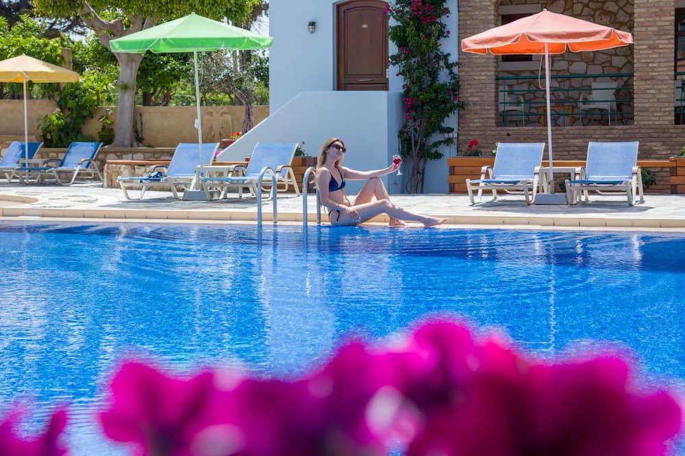 حوض السباحة