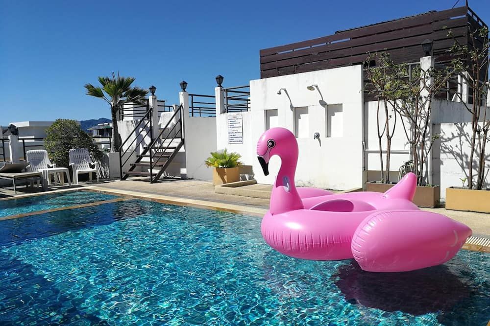 حوض السباحة