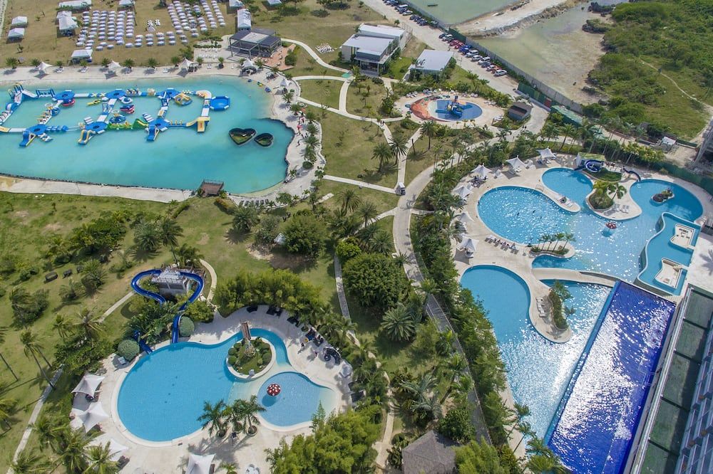 حوض السباحة