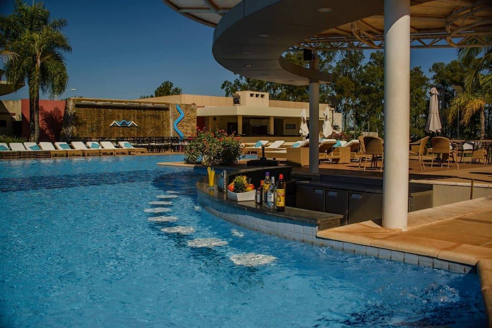 حوض السباحة