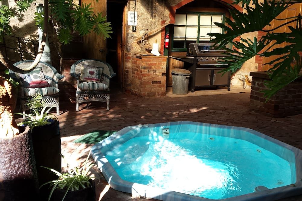 حوض السباحة