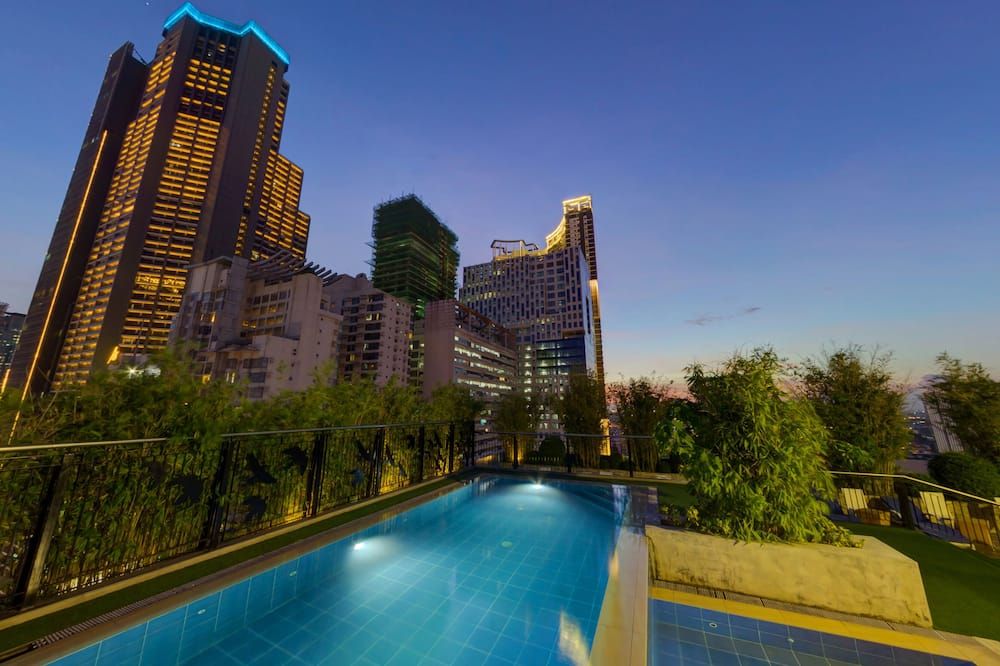 حوض السباحة