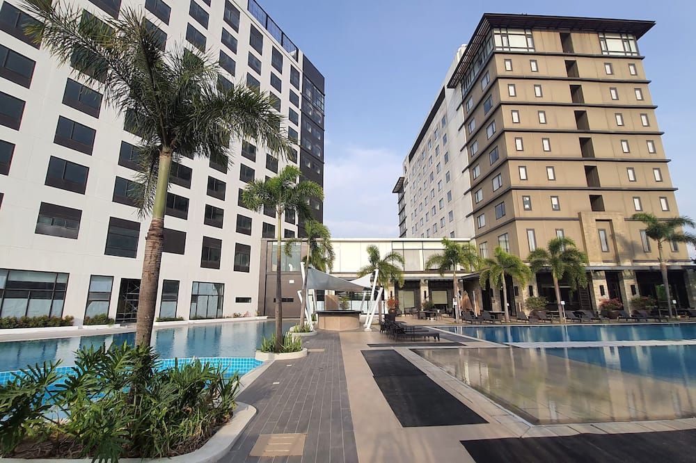 حوض السباحة