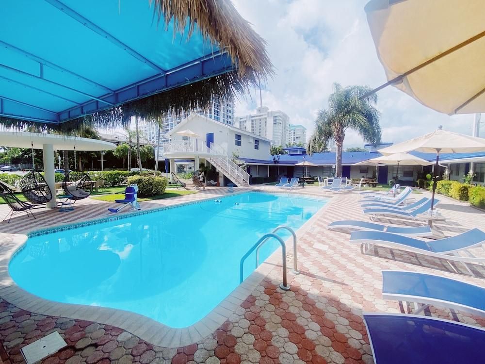 حوض السباحة