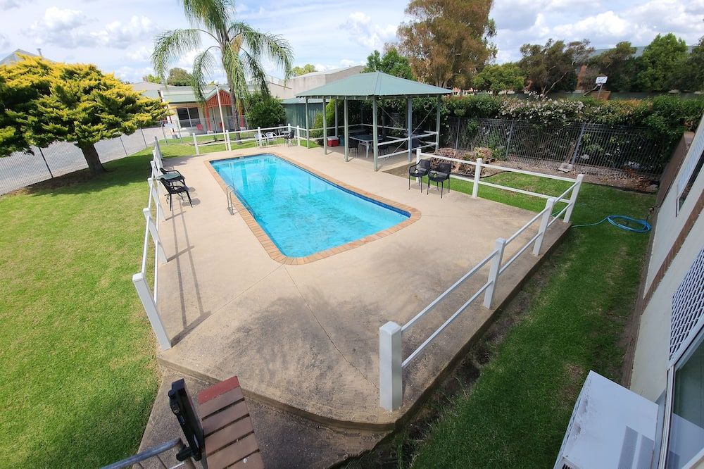 حوض السباحة