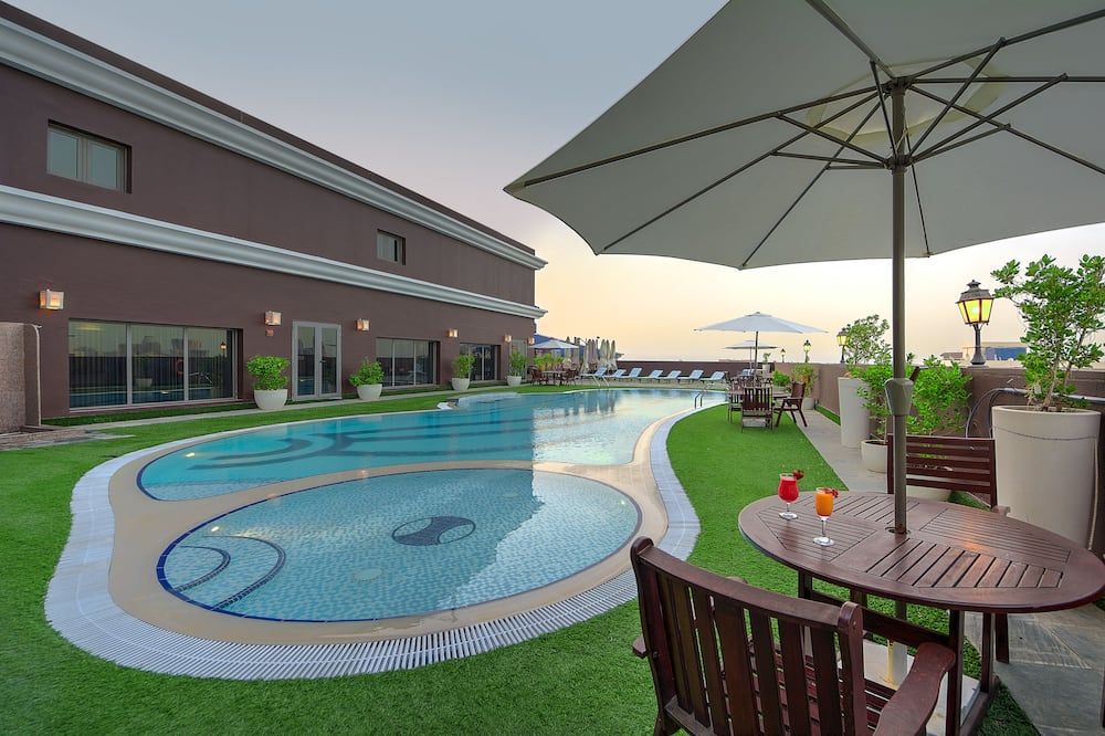 حوض السباحة