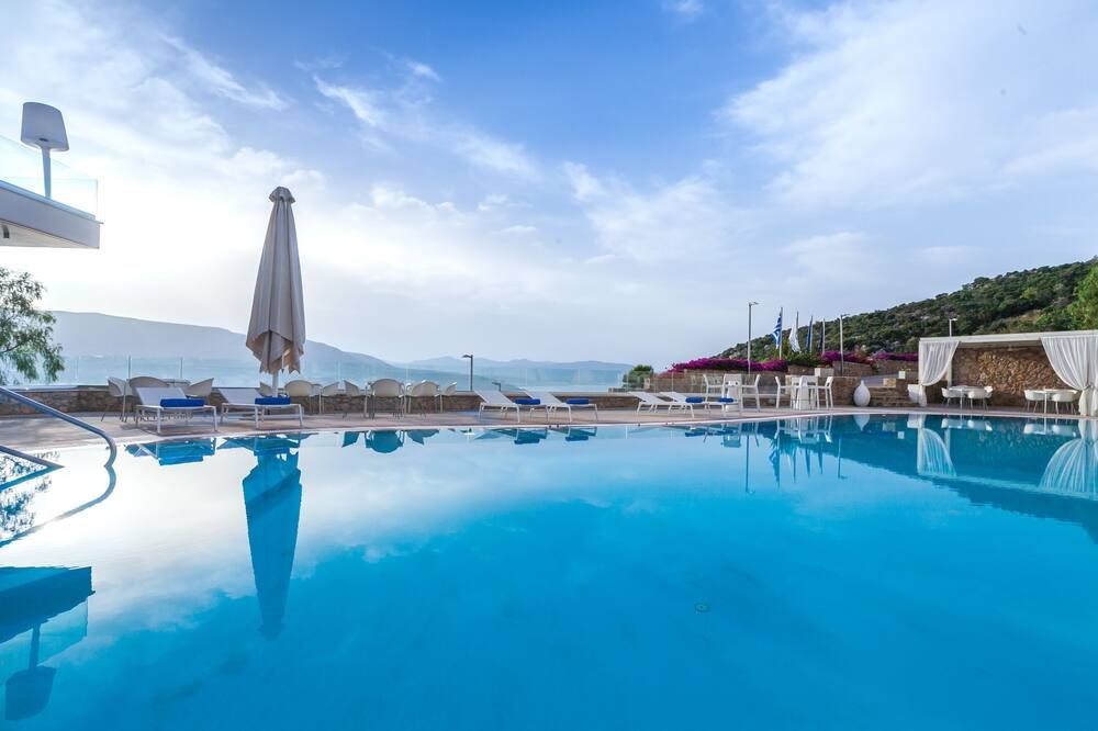 حوض السباحة