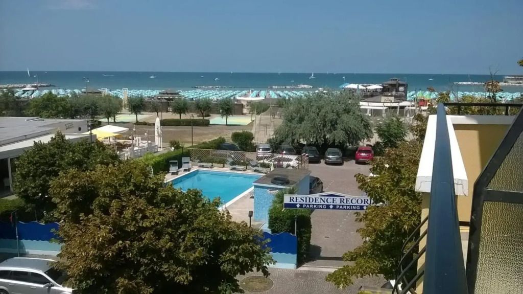 حوض السباحة