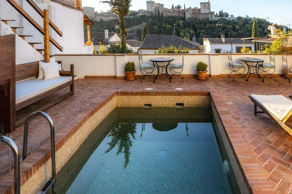 حوض السباحة