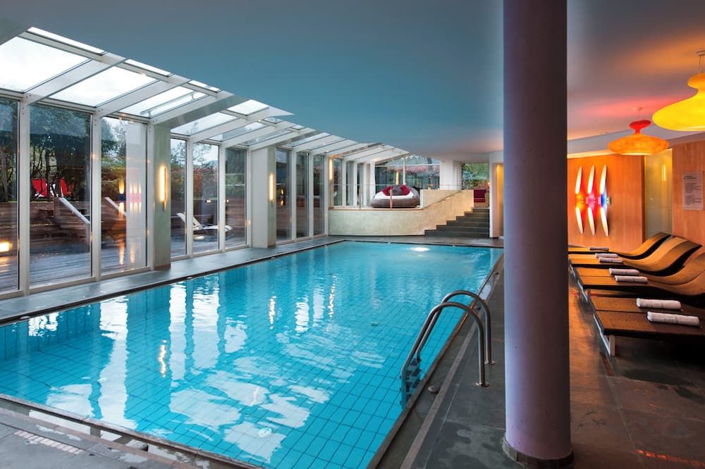 حوض السباحة