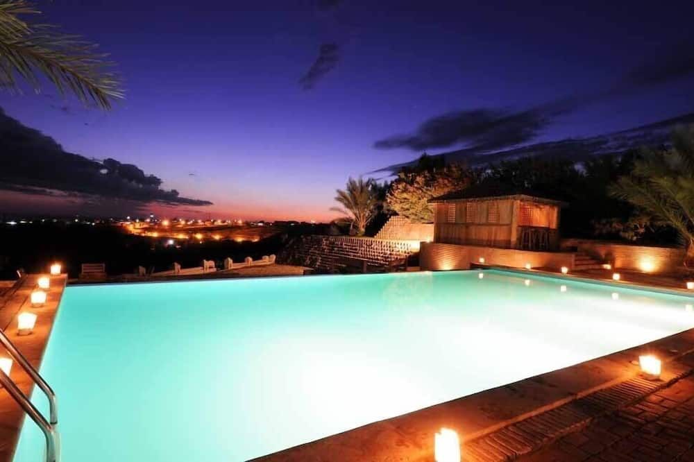 حوض السباحة