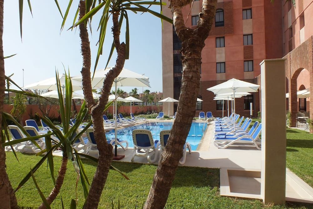 حوض السباحة