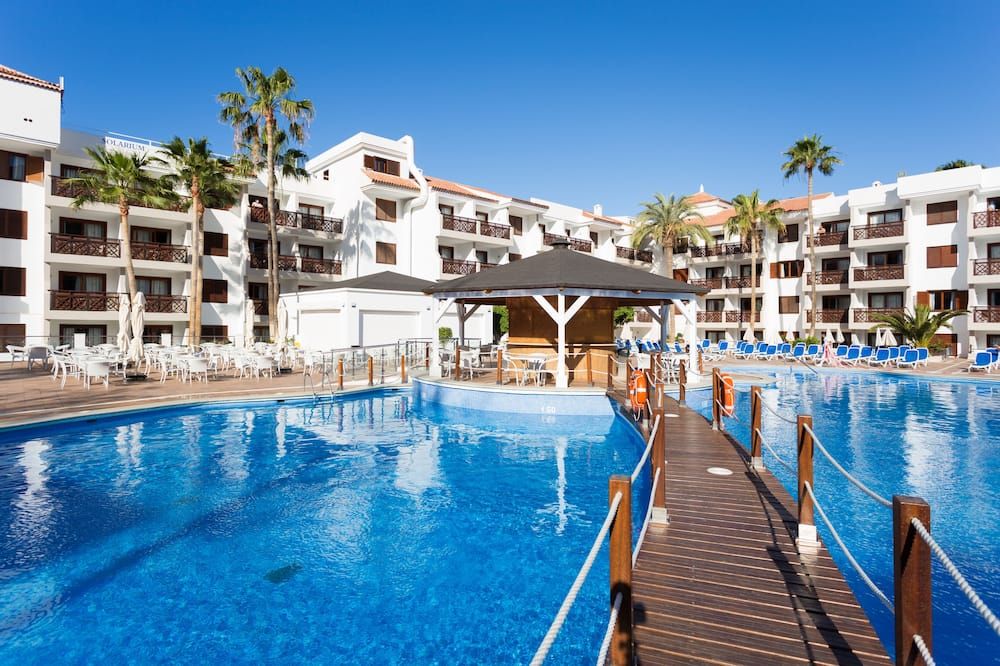 حوض السباحة