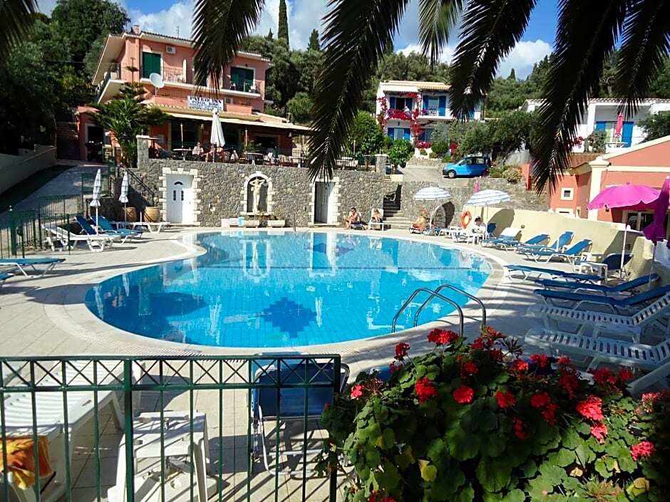 حوض السباحة