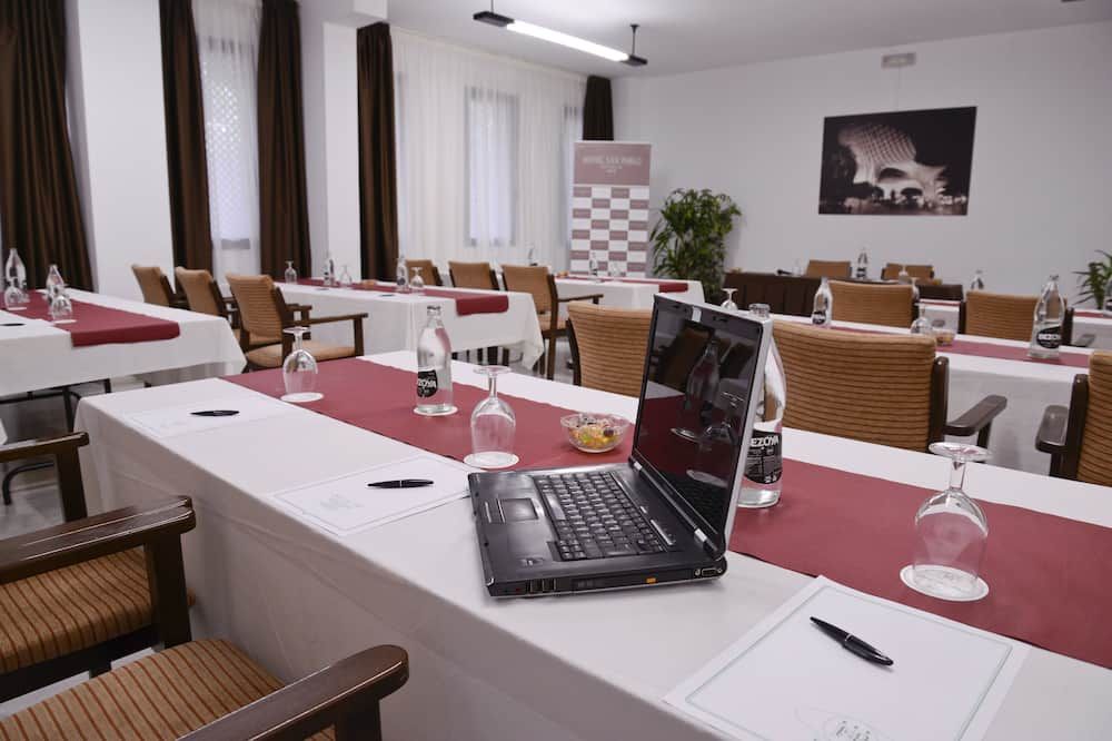 غرفة الاجتماعات