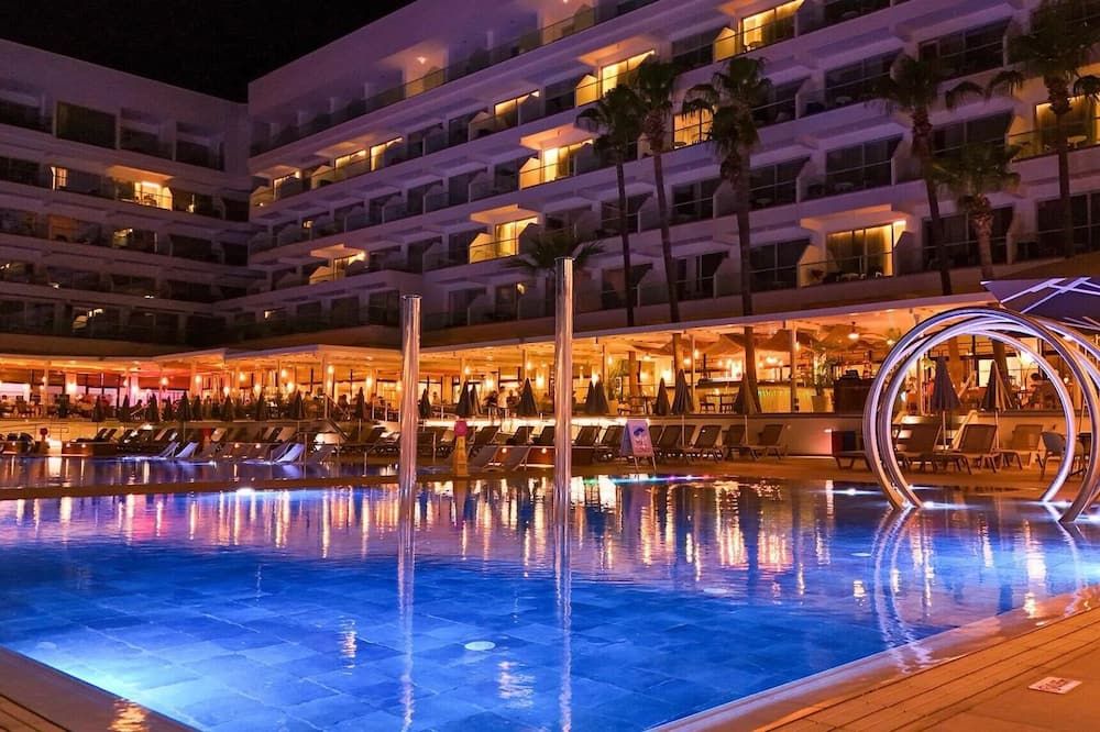 حوض السباحة