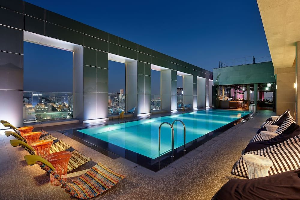 حوض السباحة