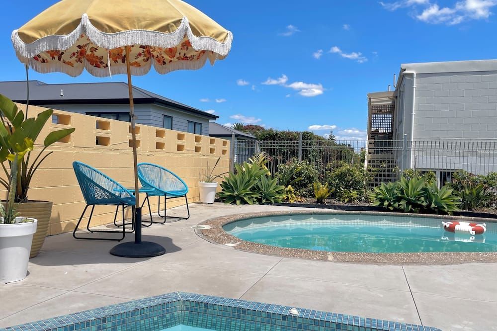 حوض السباحة