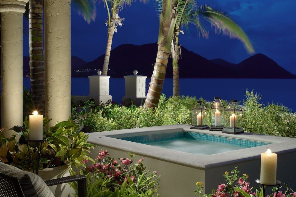 حوض السباحة