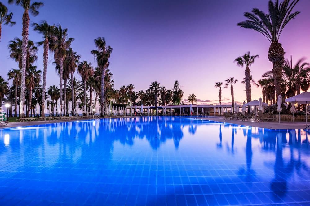 حوض السباحة