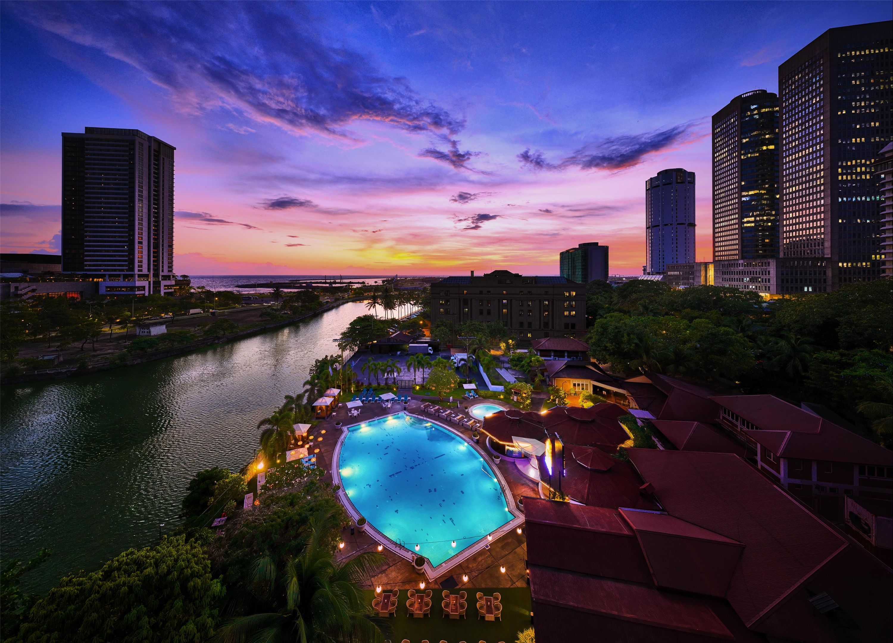 حوض السباحة