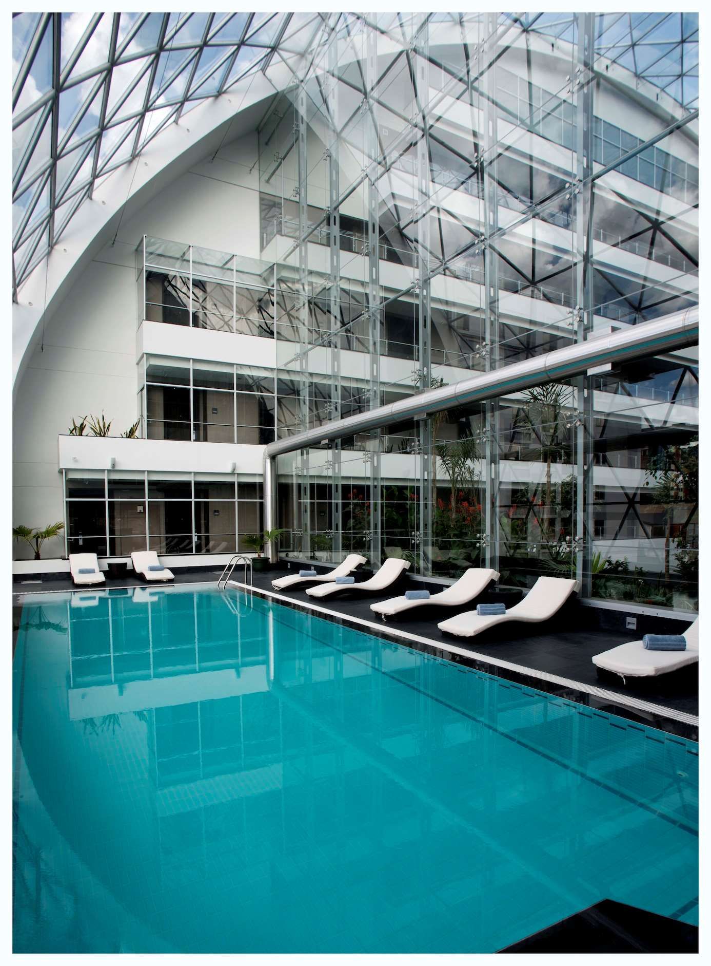 حوض السباحة