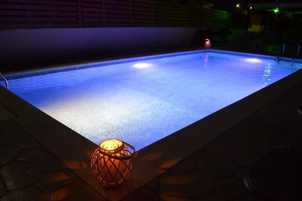 حوض السباحة