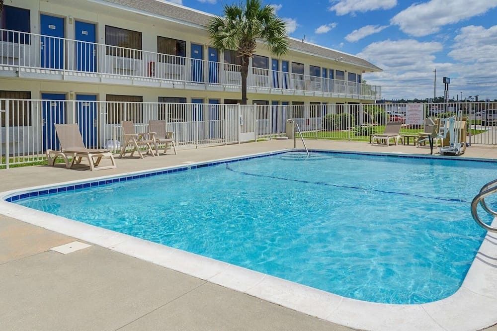 حوض السباحة