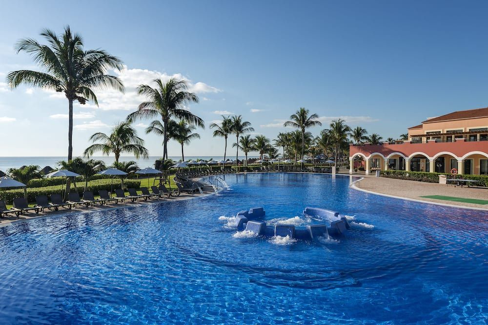 حوض السباحة