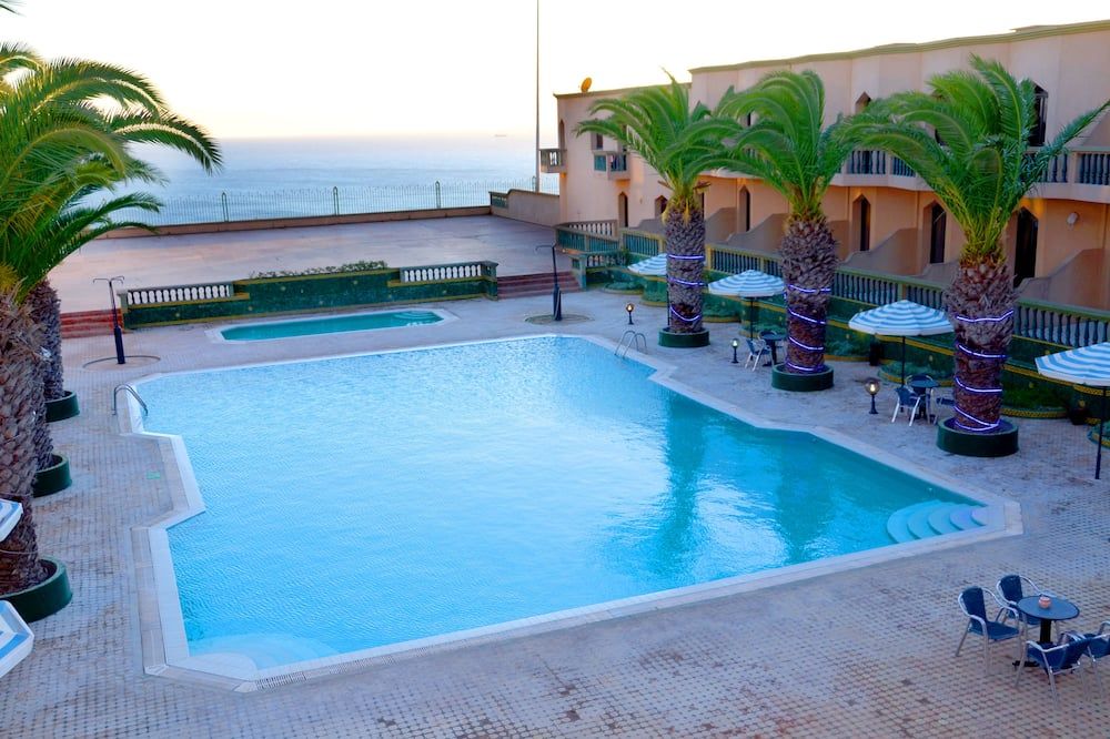 حوض السباحة