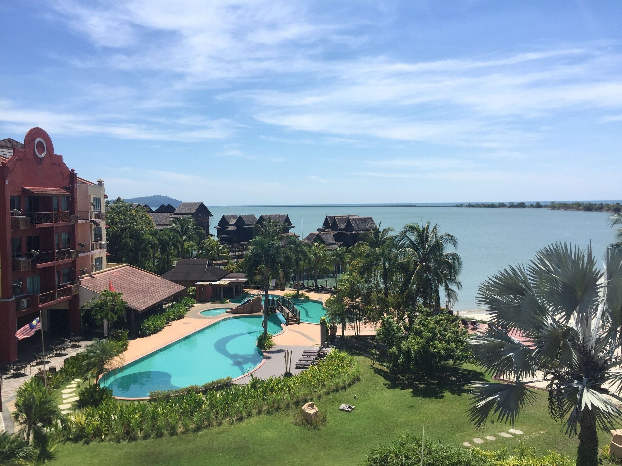 حوض السباحة